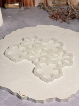 Nuestro Molde de Flores es una herramienta versátil diseñada para quienes buscan piezas con un alto nivel de detalle botánico. Gracias a la calidad de su silicona profesional, este molde es capaz de reproducir fielmente la textura de los pétalos y el centro de las flores, ofreciendo resultados impecables tanto en la transparencia de la resina como en la solidez del yeso.