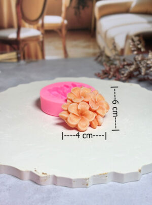 Nuestro Molde de Mini Hortensia es la herramienta perfecta para crear piezas delicadas con una textura floral realista.