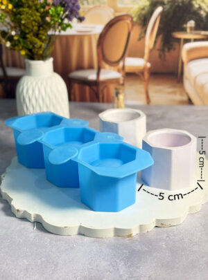 Nuestro Molde de Mini Maceta Octagonal es la herramienta ideal para los amantes del diseño geométrico y minimalista.