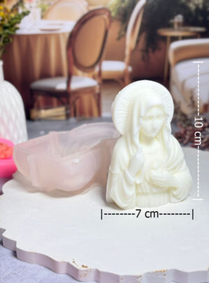 Nuestro Molde de la Virgen María con el Sagrado Corazón es una pieza excepcional que destaca por su carga simbólica y su delicadeza escultórica.
