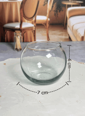 Este recipiente de vidrio con silueta redondeada es uno de los favoritos de la cosmética y la decoración. Su diseño clásico tipo pecera le da un toque delicado a tus velas aromáticas de cera de soja, pero también es perfecto para presentar recuerdos de eventos, sales de baño o pequeños bombones artesanales.