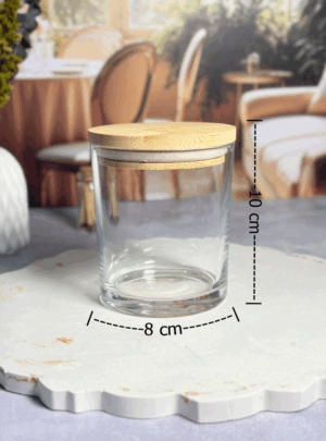 Este frasco combina la total claridad del vidrio con la calidez orgánica de la madera de bambú. Es la opción número uno para quienes buscan lanzar líneas de velas de alta gama, cremas corporales, sales de baño o almacenar insumos de forma estética y ecológica, protegiendo el contenido del polvo.