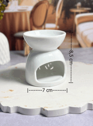Este mini pebetero cerámico es el detalle ideal para llenar de calidez cualquier rincón. Su encantador diseño de mariposas caladas permite que la luz de la vela se proyecte suavemente en las paredes, creando un ambiente mágico y relajante mientras disfrutas de tus esencias o wax melts.