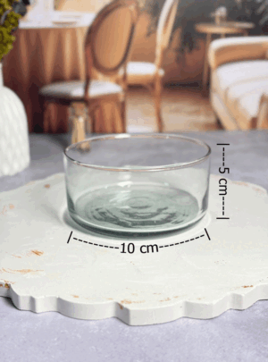Este recipiente es el aliado ideal para crear velas texturizadas, cirios medianos o bases decorativas. Su diseño circular y de perfil bajo proporciona una estabilidad excelente, siendo una opción muy buscada tanto para la fabricación de velas de molde como para centros de mesa elegantes.