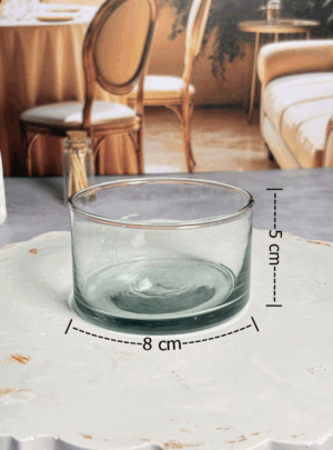 Este frasco está diseñado específicamente para albergar velones o velas de cera de soja de perfil bajo y gran diámetro. Su estructura sólida y boca completamente despejada permiten un quemado óptimo y una dispersión de aroma increíble, convirtiéndolo en una pieza central ideal para cualquier espacio.