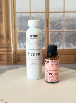 Dulce, jugosa y vibrante. Una explosión frutal que contagia alegría y frescura. Aroma nacional premium. Su fragancia intensa destaca por las notas maduras y azucaradas de la fresa silvestre, combinadas con un toque sutilmente ácido que equilibra su dulzura. Es perfecta para llenar tus espacios de una atmósfera romántica, divertida y llena de vitalidad, aportando calidez y un aroma irresistible que encanta a todos.