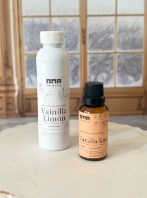 Chispeante, cremosa y reconfortante. Un equilibrio perfecto entre frescura y calidez. Aroma nacional premium. Su fragancia entrelaza la chispa cítrica y vibrante del limón con la suavidad dulce y envolvente de la vainilla de Madagascar. Es la combinación ideal para crear espacios luminosos y acogedores, aportando una sensación de limpieza, alegría y un confort relajante que transforma cualquier rincón.