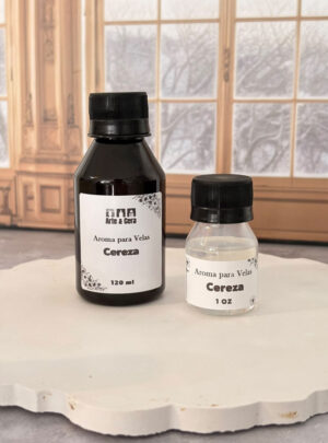 Su fragancia jugosa y profunda destaca por sus notas frutales rojas con matices sutilmente silvestres, creando una atmósfera cálida y llena de personalidad. Es ideal para aportar un toque de energía y elegancia a tus espacios, envolviéndolos en un aroma dulce y cautivador que invita al confort y a la sofisticación.