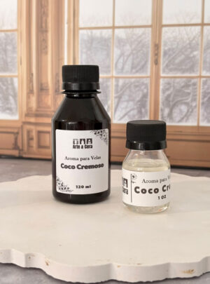 Su fragancia rica y sedosa combina notas dulces de coco rallado con el toque suave de la leche de coco y una pizca de vainilla. Es la elección perfecta para crear un refugio de paz y relajación cálida, aportando una sensación de bienestar, suavidad y serenidad tropical en cada rincón.