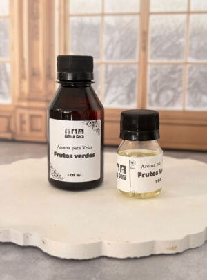 Su fragancia combina notas crujientes de manzana verde, kiwi y uva silvestre con sutiles matices herbales. Es ideal para transformar cualquier espacio en un entorno luminoso y energizante, aportando un toque de frescura moderna, dinamismo y vitalidad duradera en cada rincón.