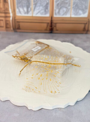 Eleva la presentación de tus creaciones con un toque destellante y sofisticado. Este set de bolsitas de organza en un elegante tono dorado es la opción perfecta para empaques de alta gama, colecciones navideñas, aniversarios o recuerdos de eventos especiales como bodas de oro y quinceaños. Su tejido translúcido con sutil brillo dorado permite entrever el contenido, aportando una experiencia de empaque premium y festiva.