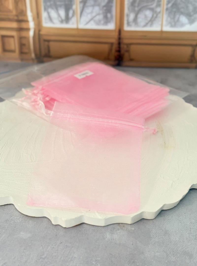 Añade un toque romántico, suave y encantador a tus entregas. Este set de bolsitas de organza en un hermoso tono rosado es la opción perfecta para recuerdos de eventos infantiles, baby showers, bautizos, San Valentín o líneas de cosmética delicada. Su tejido translúcido permite que tus productos se aprecien por completo mientras se mantienen protegidos con una presentación impecable.