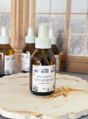 Renueva la atmósfera de tus ambientes con una bruma diseñada para despertar los sentidos y elevar el ánimo. La Bruma Aromática Vitalidad combina notas cítricas, herbales y vibrantes que transforman al instante la energía de cualquier lugar.