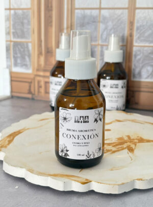 Transporta tus sentidos a la serenidad de un bosque sereno y reconecta con tu centro. La Bruma Aromática Conexión combina la calidez noble del cedro con la frescura purificante del aceite esencial de pino y sutiles notas amaderadas.