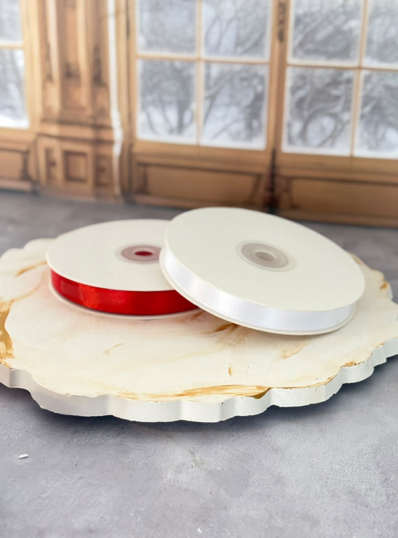 Lleva la presentación de tus creaciones al siguiente nivel con una cinta de calidad superior. A diferencia de las cintas sencillas, la cinta de doble razo destaca por su brillo sedoso, textura suave y excelente consistencia por ambas caras, permitiendo que tus lazos y moños lucen perfectos sin importar desde qué ángulo se miren.