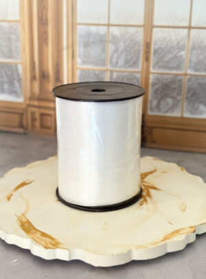 Eleva la presentación de tus productos con un toque brillante, refinado y delicado. Este rollo de cinta de satín de gran formato es el aliado imprescindible en tu taller para la elaboración de lazos, decoración de empaques, amarre de etiquetas y acabado final de tus regalos.