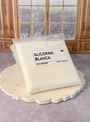 Nuestra base de glicerina blanca estándar es el lienzo ideal para crear jabones de aspecto opaco, cremoso y elegante. Gracias a su base enriquecida con dióxido de titanio, es perfecta para lograr tonos pasteles definidos, diseños en capas contrastantes o jabones de un blanco puro impecable. Su sistema Melt & Pour (derretir y verter) te permite diseñar piezas hermosas de forma rápida y segura.
