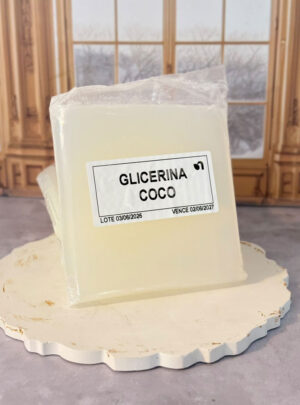 Nuestra base de glicerina de coco es la favorita de quienes buscan un jabón con un nivel superior de espuma y un gran poder de limpieza. Formulada a partir de los ácidos grasos del aceite de coco, esta base Melt & Pour (derretir y verter) es ideal para crear jabones corporales refrescantes, barras exfoliantes y jabones de tocador de uso diario que dejan una sensación de pureza absoluta en la piel.