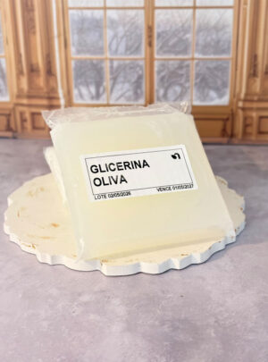 Nuestra base de glicerina enriquecida con aceite de oliva es la opción perfecta para crear jabones altamente hidratantes y respetuosos con la piel. Con una textura suave y un sutil tono característico, esta base combina la facilidad del proceso Melt & Pour (derretir y verter) con las reconocidas propiedades antioxidantes y humectantes del oliva.