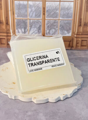 Nuestra base de glicerina transparente estándar es el insumo indispensable para todo jabonero. Gracias a su total transparencia y excelente acabado, es ideal para encapsular flores secas, juguetes, crear efectos de capas, incrustaciones y lograr colores vivos y brillantes. Su fórmula Melt & Pour (derretir y verter) garantiza un proceso rápido, limpio y con resultados profesionales desde el primer intento.