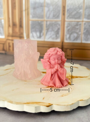 Crea hermosas velas con un acabado delicado que transmitan paz y serenidad. Este molde de silicona con la figura de una dulce angelita es perfecto para elaborar velas artesanales con un peso ideal para recuerdos.