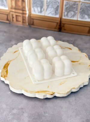 Añade a tu catálogo uno de los estilos más en tendencia del mundo de la decoración. Este paquete de 6 moldes de silicona en forma de mini burbujas es perfecto para la elaboración en serie de velas artesanales, jabones o piezas decorativas de resina.