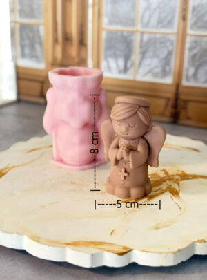 Agrega un toque dulce y lleno de significado a tus creaciones con esta encantadora pieza en tres dimensiones. Este molde de silicona con la figura de un tierno angelito en formato 3D permite elaborar velas artesanales o jabones con un acabado lleno de volumen y realismo.