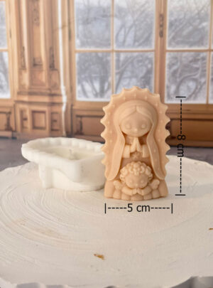 Crea hermosas piezas religiosas con un profundo significado espiritual. Este molde de silicona de la Virgen del Carmen permite elaborar jabones de glicerina, figuras de cera o piezas de resina con trazos finos e impecables.