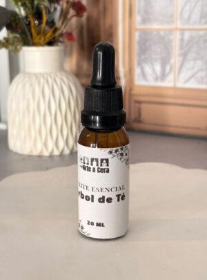 Introduce la frescura limpia y sanadora del ambiente natural a tu catálogo con este aceite esencial indispensable. El Aceite Esencial de Árbol de Té (Tea Tree) es reconocido en la cosmética y la aromaterapia por sus notables virtudes purificantes, antibacterianas y balsámicas.