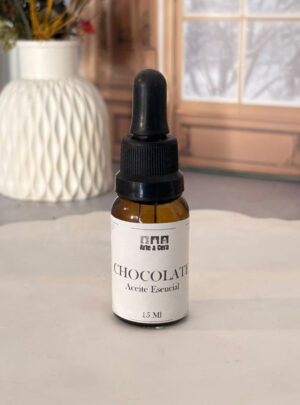Despierta una sensación inconfundible de bienestar y calidez con este aceite esencial ultra concentrado. El Aceite Esencial de Chocolate captura las notas profundas, cremosas y tostadas del cacao puro, envolviendo cualquier espacio en una atmósfera apetitosa y acogedora.
