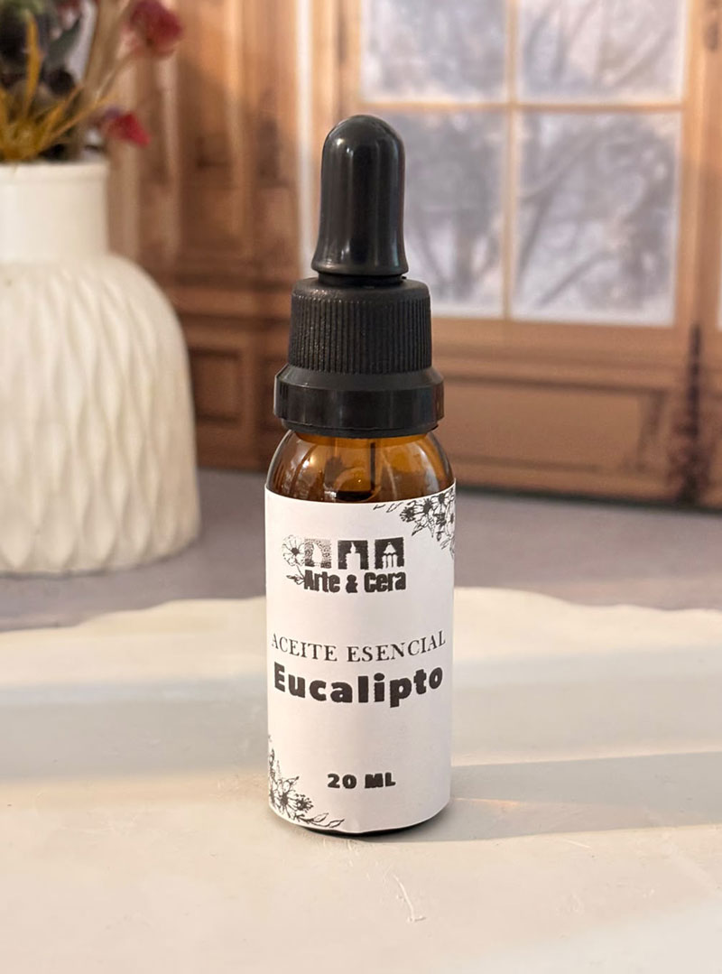 Aporta una ráfaga de frescura balsámica y renovadora a tu línea de aromaterapia con este aceite esencial imprescindible. El Aceite Esencial de Eucalipto es ampliamente reconocido por sus notas penetrantes, herbales y ligeramente alcanforadas que ayudan a limpiar el aire, despejar la mente y revitalizar la energía del hogar.