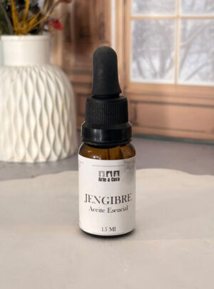 Despierta los sentidos y revitaliza cualquier ambiente con este potente aceite esencial de perfil picante y amaderado. El Aceite Esencial de Jengibre destaca por su aroma cálido, fresco y ligeramente cítrico que aporta un toque exótico y estimulante a tus creaciones.