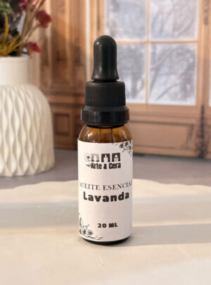 Envuelve tus espacios en una atmósfera de calma y tranquilidad absoluta con uno de los aromas más emblemáticos y amados de la aromaterapia. El Aceite Esencial de Lavanda destaca por su perfil herbal suave, dulce y ligeramente floral que promueve el descanso, disminuye el estrés y aporta una sensación inconfundible de paz.
