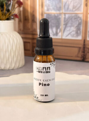 Lleva la frescura revitalizante de un bosque de pinos a tu línea de productos con este aceite esencial de alta calidad. El Aceite Esencial de Pino destaca por su fragancia amaderada, balsámica y vivificante, ideal para crear una atmósfera limpia, despejada y llena de energía natural.