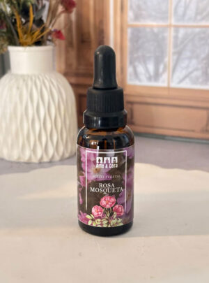 Incorpora el secreto definitivo de la cosmética regenerativa a tus formulaciones artesanales con este exquisito aceite vegetal 100% puro. El Aceite Vegetal de Rosa Mosqueta es famoso en la cosmética natural por su altísimo contenido de ácidos grasos esenciales (Omega 3, 6 y 9) y vitamina A, convirtiéndolo en un elixir insustituible para nutrir, reparar la barrera cutánea, atenuar cicatrices y suavizar las líneas de expresión.