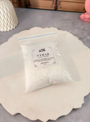 Lleva la calidad y el acabado de tus velas artesanales al siguiente nivel con este insumo indispensable para ceramistas y cereros. El Aditivo Vybar es un polímero especial que mejora drásticamente las propiedades físicas de tus mezclas de cera. Su función principal es unirse químicamente a la cera para prevenir la formación de manchas de aceite, aumentar la opacidad y blancura natural de la pieza, y otorgar una dureza óptima que facilita el desmolde.
