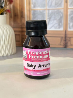 ¿Qué transmite esta fragancia? Baby Arruru es una fragancia suave y envolvente que acaricia tus sentidos con delicadas notas florales, acompañadas de un fondo atalcado que reconforta y calma el alma.
