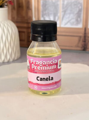 Llena tus espacios de confort, vitalidad y un toque festivo irresistible con esta fragancia concentrada de calidad superior de la firma Gata Golosa. El Aroma de Canela captura a la perfección la esencia dulce, picante y amaderada de la canela recién molida, despertando emociones reconfortantes y memorias entrañables.