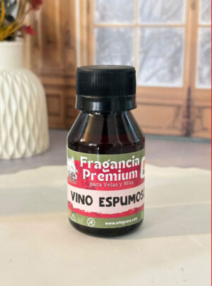 Vino Espumoso es una fragancia para velas y wax que destaca por su perfil completamente diferente al resto de la colección. Su esencia frutal y ligeramente dulce, con un elegante carácter fermentado, recuerda al exquisito vino de manzana.