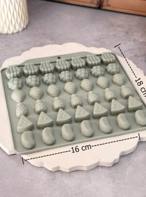 Añade un toque divertido, frutal y lleno de encanto a tu catálogo de aromaterapia con este molde de silicón de alta calidad. La Bandeja de Frutillas para Wax Melt está diseñada para elaborar múltiples figuritas de fresas/frutillas en un solo vertido, logrando formas tridimensionales definidas que se derriten uniformemente en los quemadores de esencia.