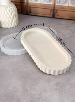Añade una pieza decorativa de tendencia y alta sofisticación a tu catálogo artesanal con este molde de silicón de diseño fluido. Es el complemento perfecto para presentar velas en recipiente, organizar joyería, exhibir frascos de aceites o utilizar como posavasos de diseño contemporáneo.
