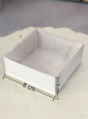 Eleva la percepción de tus creaciones artesanales con esta sofisticada caja blanca diseñada para realzar piezas delicadas como la clásica peonía. Su estructura firme protege las capas de pétalos y detalles finos del producto durante el transporte o exhibición en catálogo.