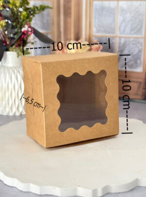 Eleva la presentación de tus creaciones artesanales con esta elegante caja de cartón Kraft con ventana transparente. Es el contenedor perfecto para presentar velas en vaso pequeño, jabones artesanales en barra, sets de wax melts o recuerdos especiales, aportando una imagen rústica, profesional y amigable con el medio ambiente.