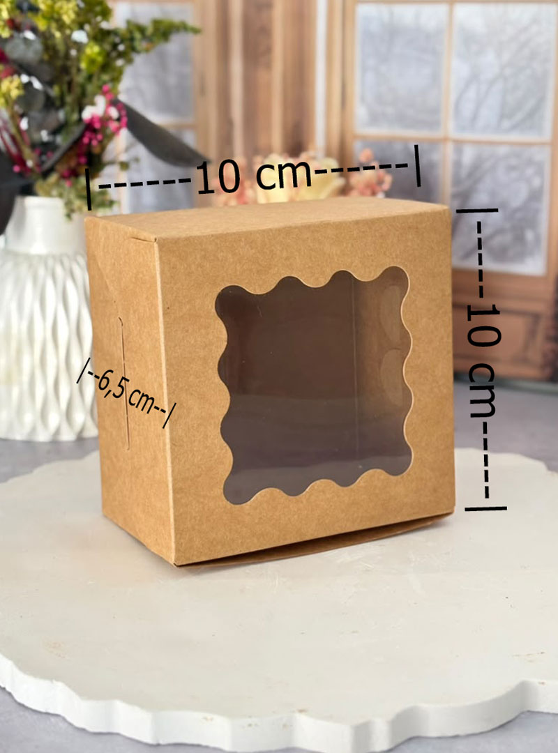 Eleva la presentación de tus creaciones artesanales con esta elegante caja de cartón Kraft con ventana transparente. Es el contenedor perfecto para presentar velas en vaso pequeño, jabones artesanales en barra, sets de wax melts o recuerdos especiales, aportando una imagen rústica, profesional y amigable con el medio ambiente.