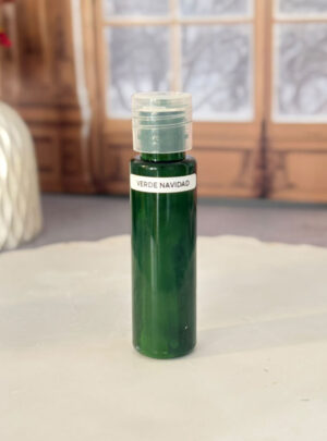 Dale a tus piezas artesanales un matiz verde profundo, rico y elegante con este pigmento concentrado de grado industrial. El Colorante Verde Navidad Premium está formulado especialmente a base de aceite (oleosoluble), lo que garantiza una disolución homogénea e instantánea en ceras, mantecas y aceites.