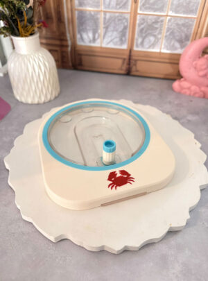 Optimiza el tiempo de trabajo en tu taller y dale un acabado impecable a las etiquetas, tarjetas y sellos de tus creaciones. El Cortador de Círculos es una herramienta infaltable para cortar papel, cartulina, pegatinas y diversos materiales con total exactitud y rapidez. Olvídate de los cortes irregulares con tijeras; esta herramienta te permite personalizar la presentación de tus velas, jabones y recipientes con un estándar profesional.