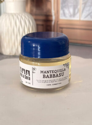 Enriquece tus formulaciones cosméticas y jabonosas con la extrema suavidad de esta manteca vegetal pura de origen tropical. Extraída de las nueces de la palma de babasú, la Manteca de Babasú es aclamada en la cosmética artesanal por ser una alternativa ligera e idónea a la manteca de coco, destacando por su capacidad de fundirse al contacto con la piel sin dejar una sensación grasosa.