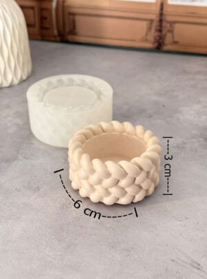 Introduce una pieza delicada, moderna y llena de textura a tu catálogo con este práctico mini recipiente. Es el formato idóneo para elaborar mini velas aromáticas vertidas, alhajeros para anillos, pequeños contenedores de cerillas o recuerdos temáticos para eventos especiales.