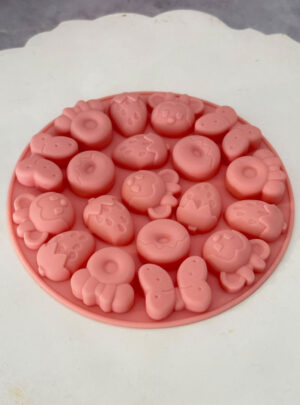 Añade un toque fresco, colorido y divertido a tu producción artesanal con este práctico molde circular de silicón. Su silicón flexible asegura un desmolde suave y limpio, conservando los detalles y relieve de cada frutita.
