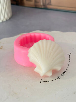 Evoca la frescura de la brisa marina y añade un encanto costero a tu catálogo con este práctico molde de silicón en forma de conchita de mar. Diseñado con una forma circular compacta de 5 cm de diámetro, es la herramienta perfecta para elaborar pequeñas pastillas aromáticas para quemador, jaboncitos de cortesía o piezas decorativas para eventos playeros.